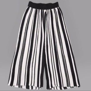 New For New Tiered Flounce Striped Pants.
